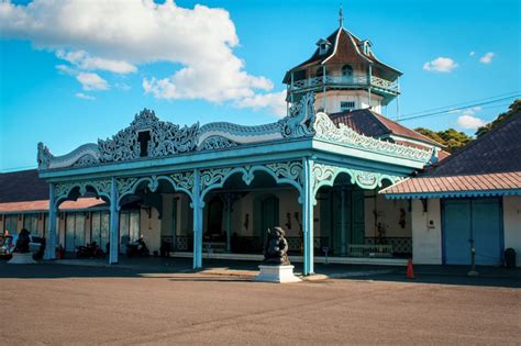  “Keraton Surakarta” บนผืนผ้าใบ: บทเพลงแห่งความงดงามและอำนาจ!