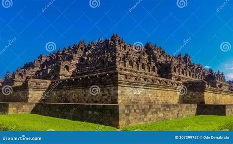 Borobudur Reliefs: A Glimpse into Ancient Buddhist Cosmos Through Intricate Carvings and Symbolic Storytelling!