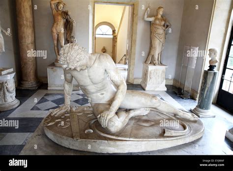 The Dying Gaul - ประติมากรรมอิตาลีโบราณที่ตรึงความรู้สึกและความสง่างาม